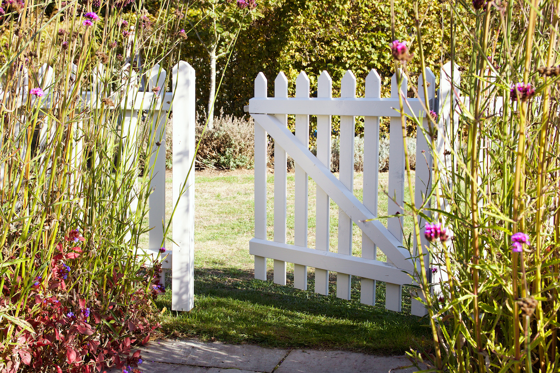 The Elegance of Wooden Gates: Combining Security with Style in Your Garden - The Garden Trellis Company
