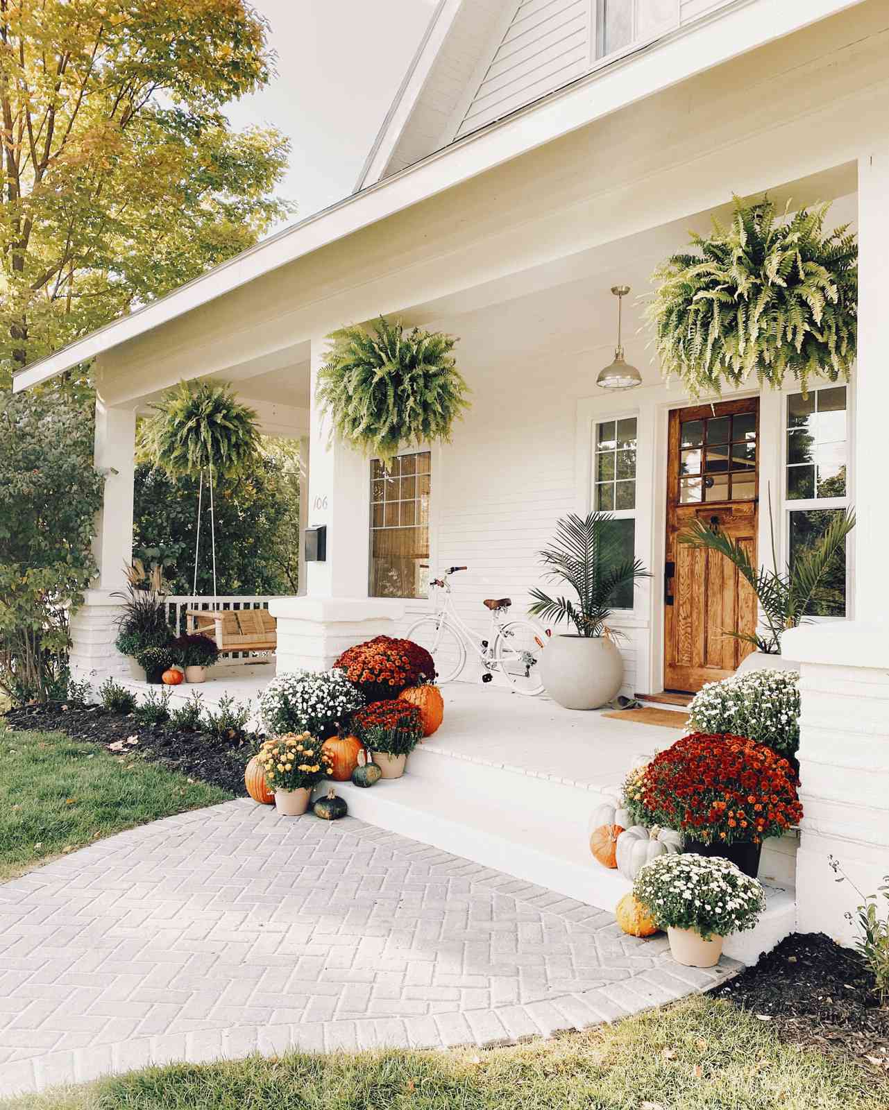 20 Beautiful Fall Porches to Celebrate the Season