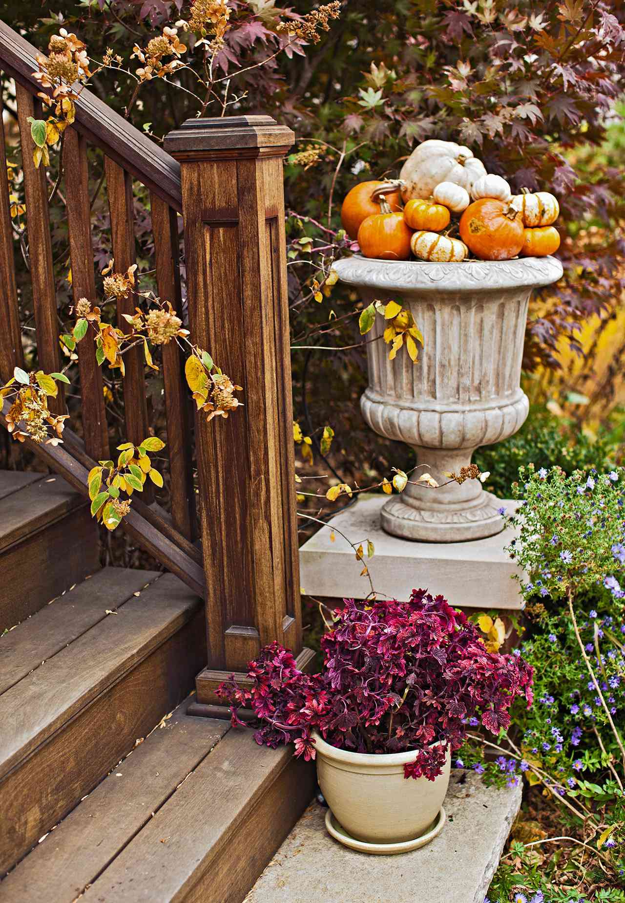 25 Outdoor Fall Decor Ideas That Will Last Through Thanksgiving