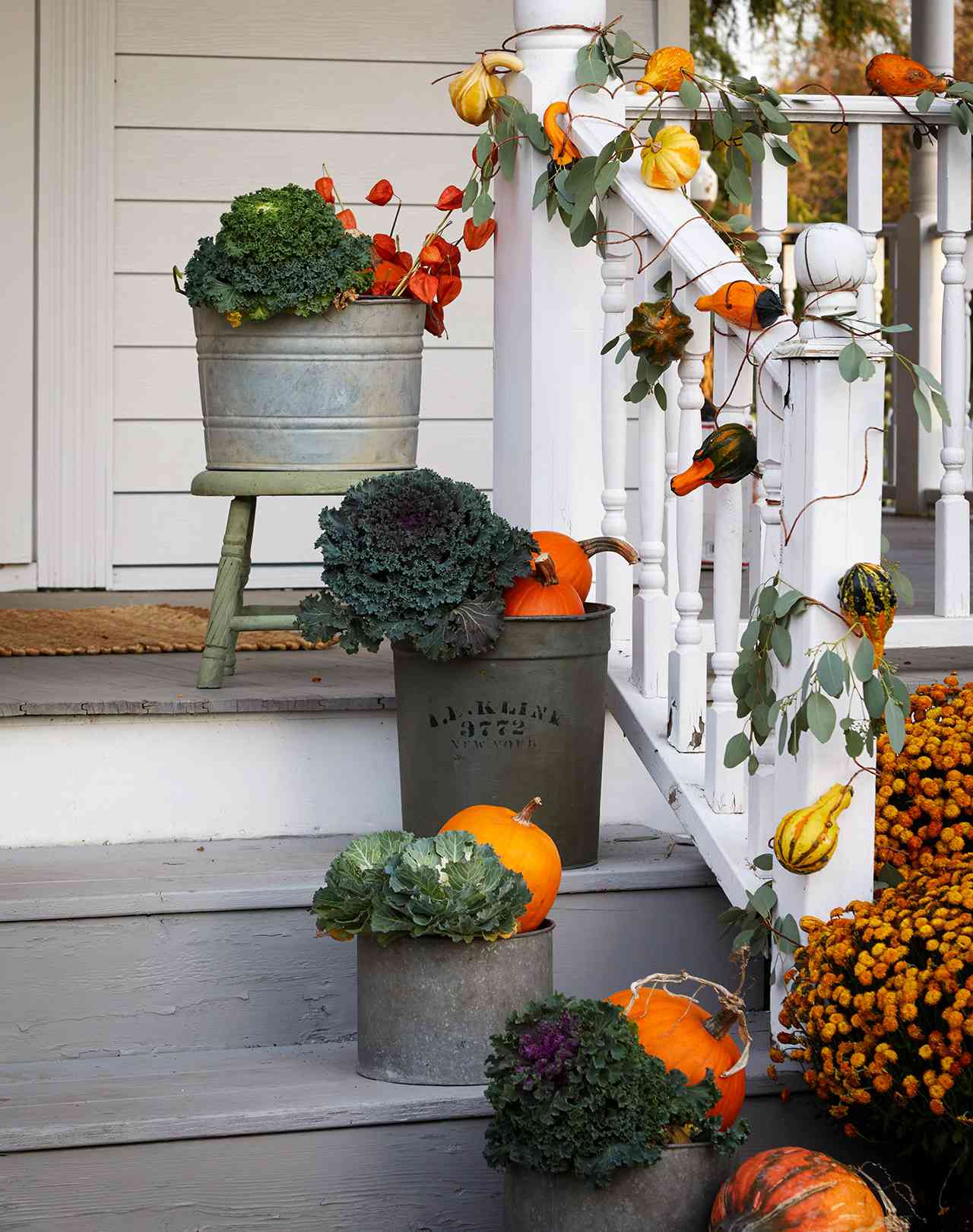 25 Outdoor Fall Decor Ideas That Will Last Through Thanksgiving