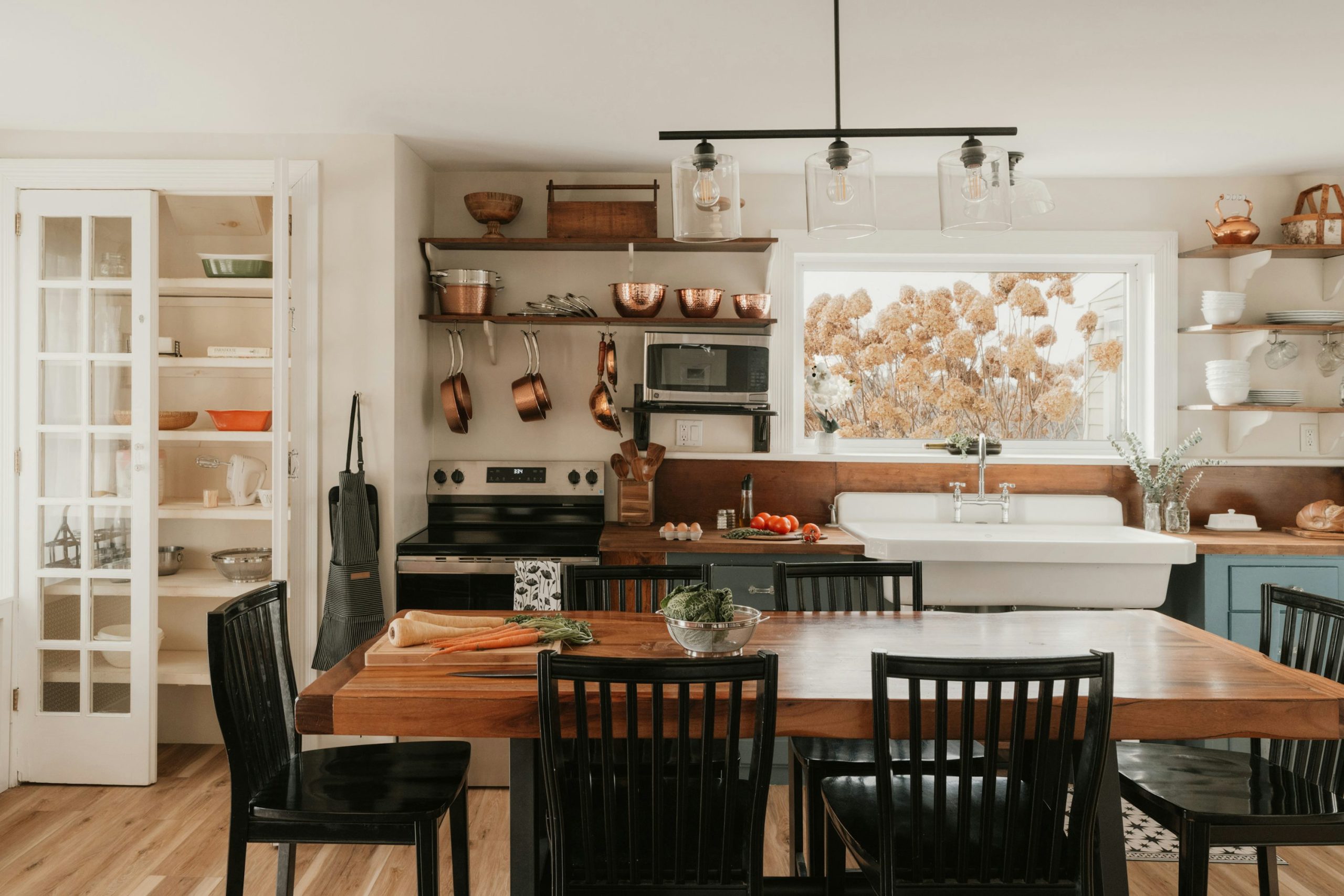 A cozy kitchen with a dining table and chairs. photo – Free Green Image on Unsplash