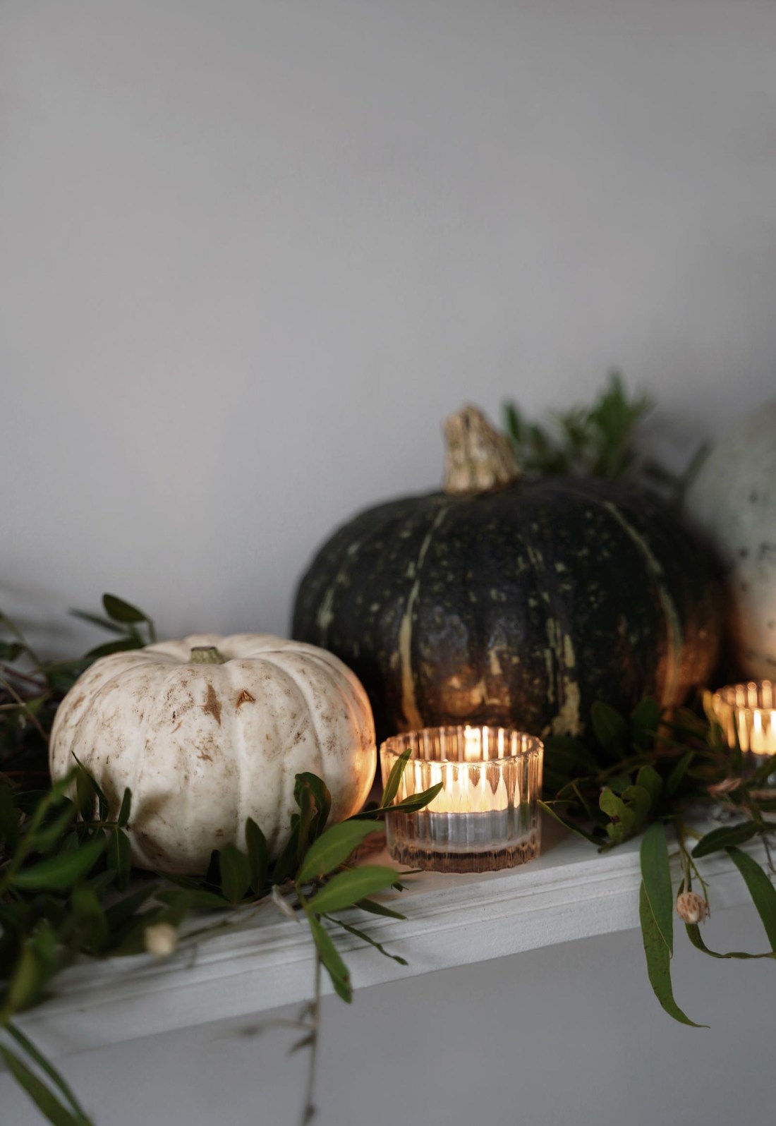A stylish autumn & Halloween mantlepiece |