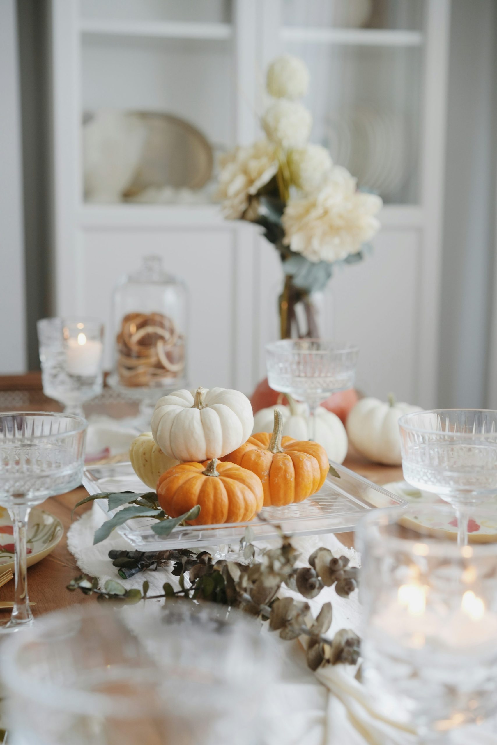 A table with a bunch of pumpkins on it - Free Photo on Unsplash