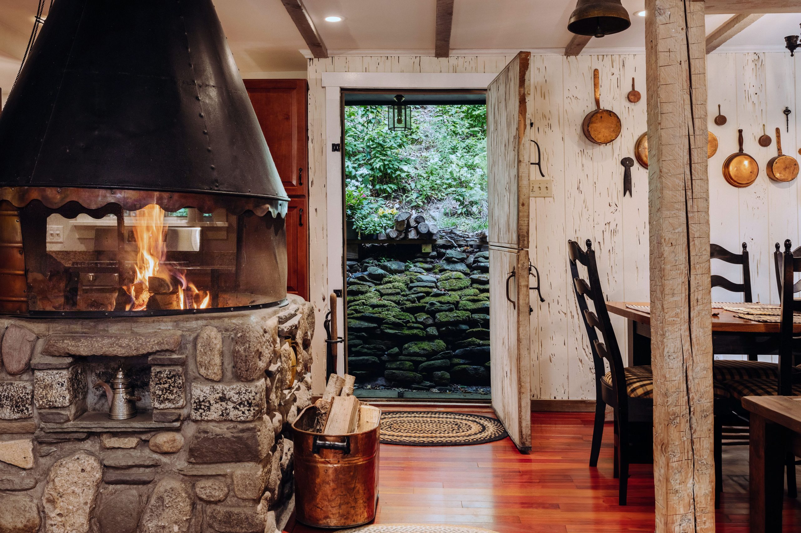 Cozy Cabins Perfect for Your Autumn Upstate Getaways 🍂