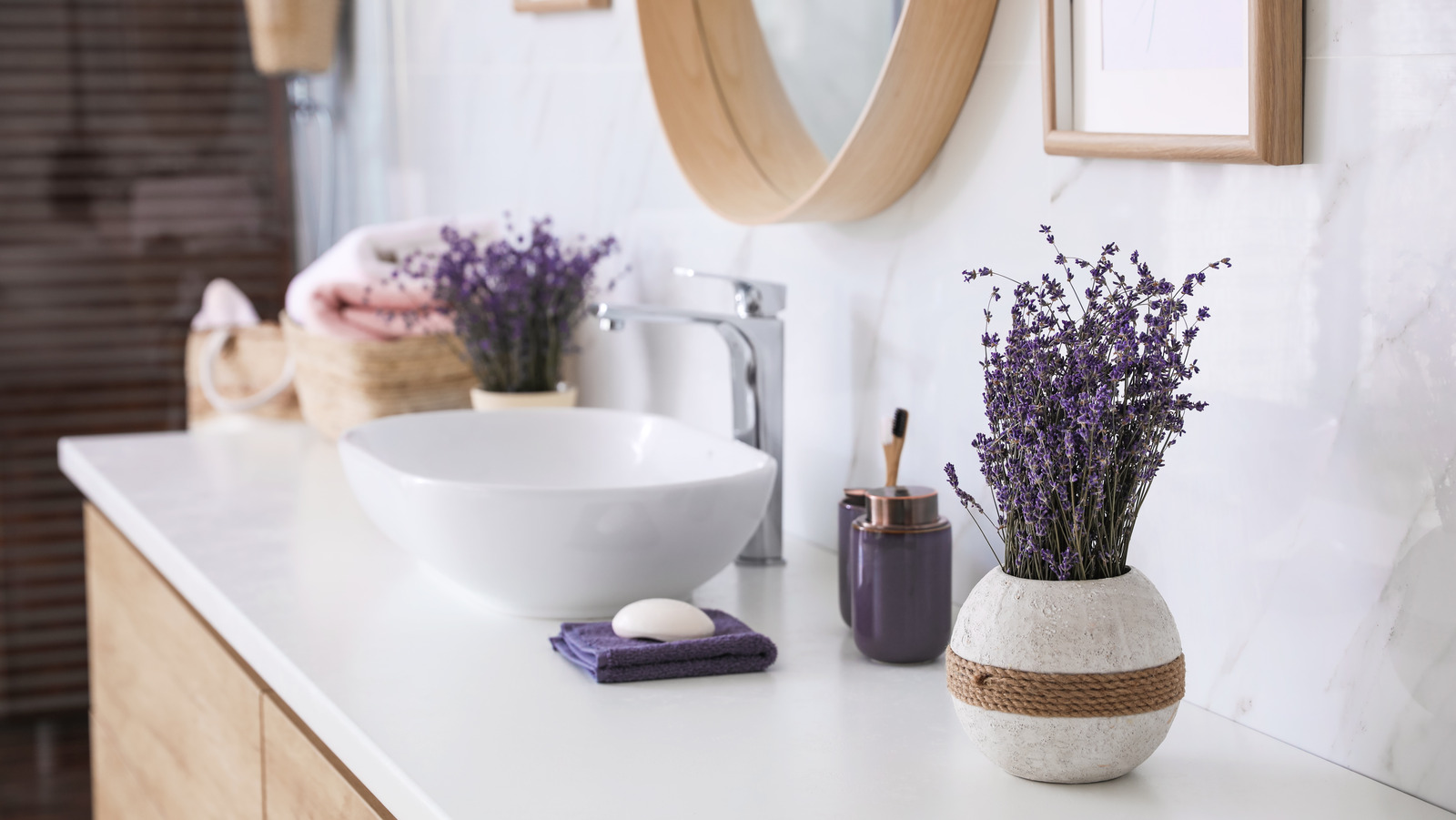 Dried Flowers Make The Ultimate Bathroom Decor For One Reason
