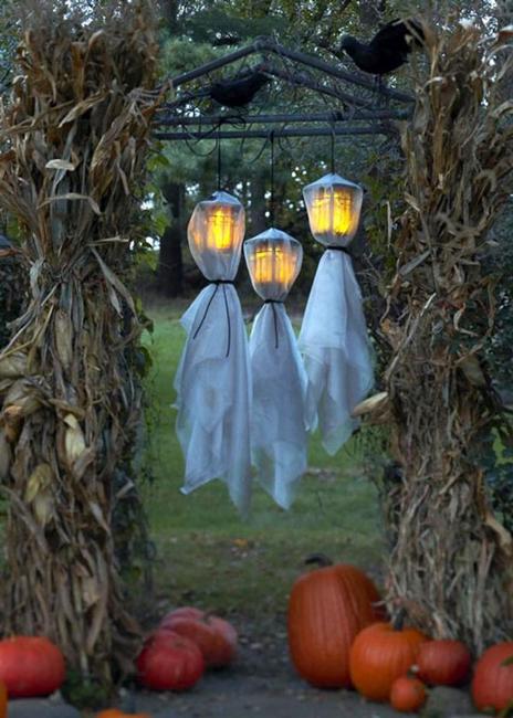 Entryway Decorating Ideas to Welcome Trick-or-Treat Guests, 55 Friendly Halloween Ideas