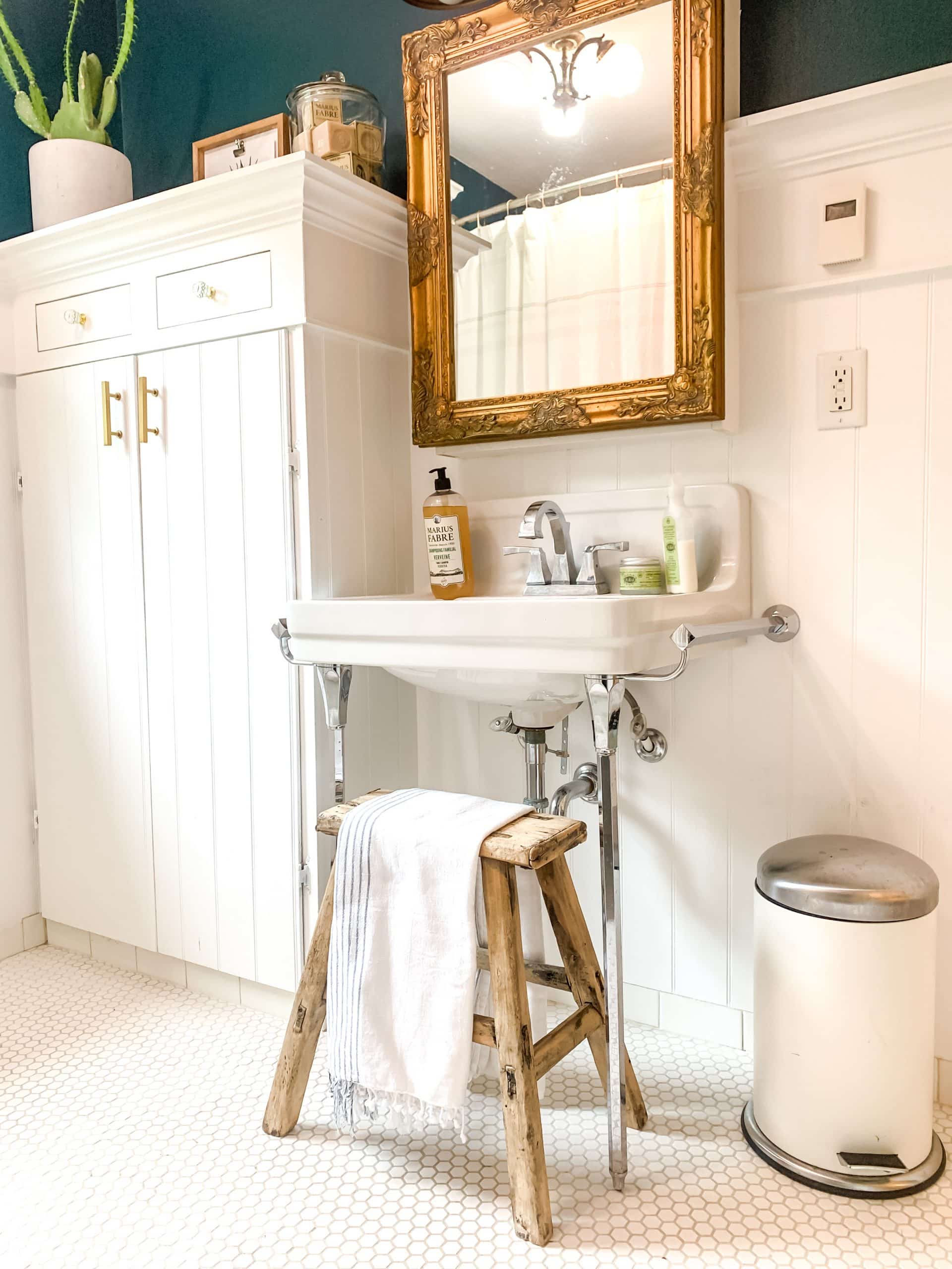 Farmhouse Bathroom Decor Ideas – Hallstrom Home