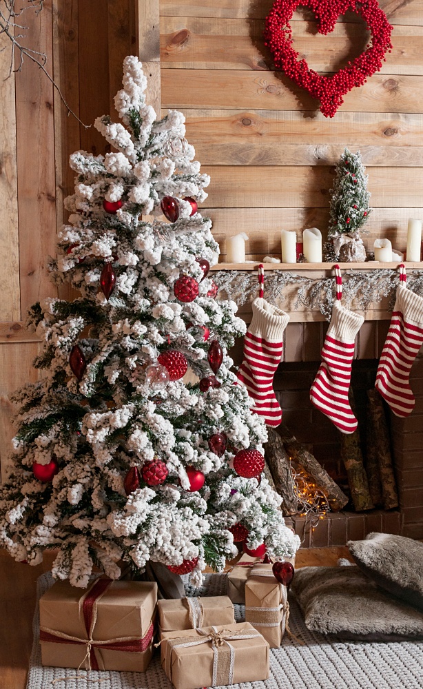 How to Coordinate Your Christmas Tree with Your Mantel