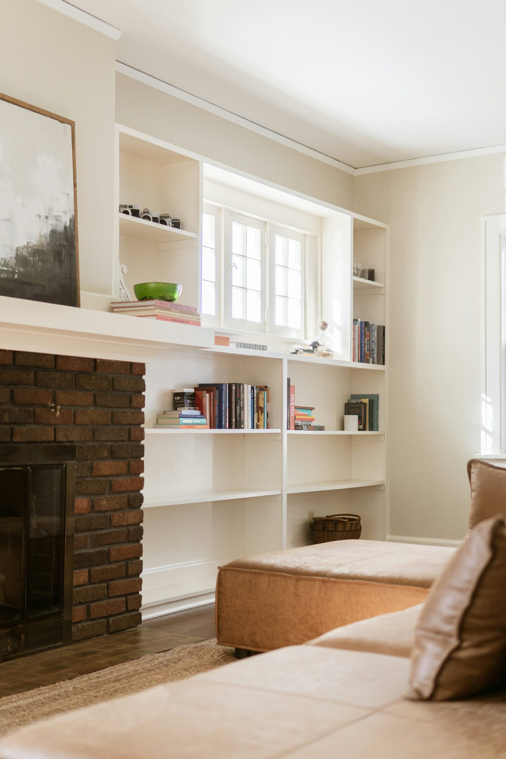 Living room with fireplace and built-in bookshelves - Free Photo on Unsplash