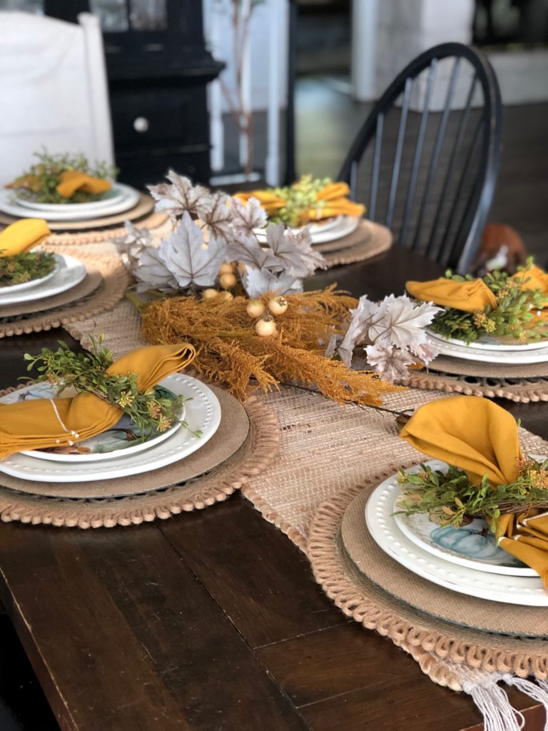 Simple Fall Harvest Table | Fall Tablescape Inspiration