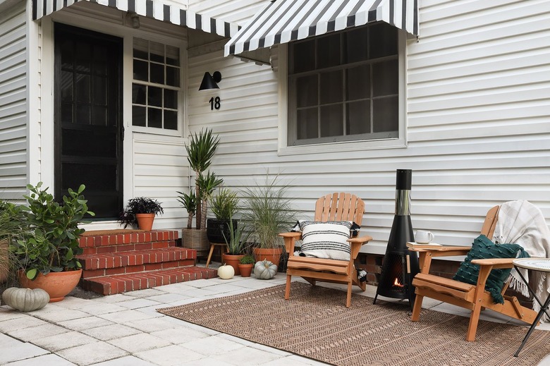 Soak Up The Fall Vibes In This Cozy DIY Patio Reading Nook