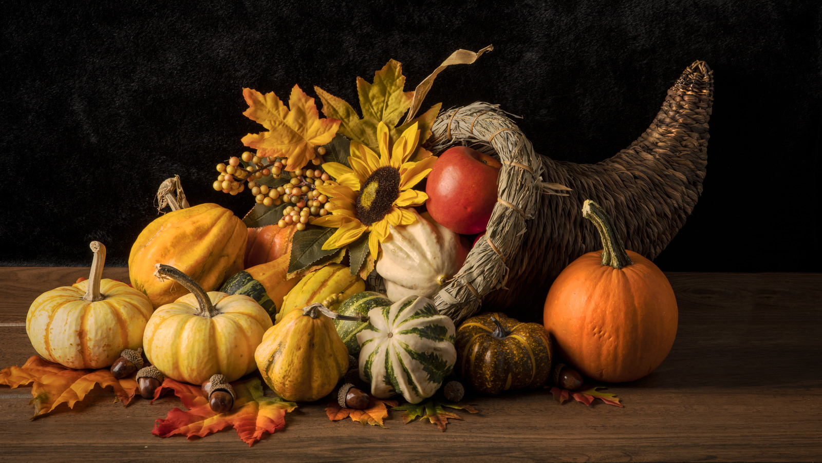 Use Dollar Tree Wooden Serving Trays To DIY A Stunning Fall Centerpiece