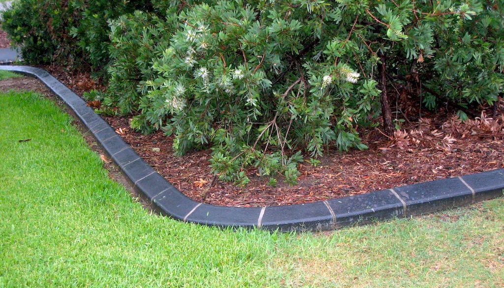 15 Lawn & Landscape Edging Ideas | Thumbtack