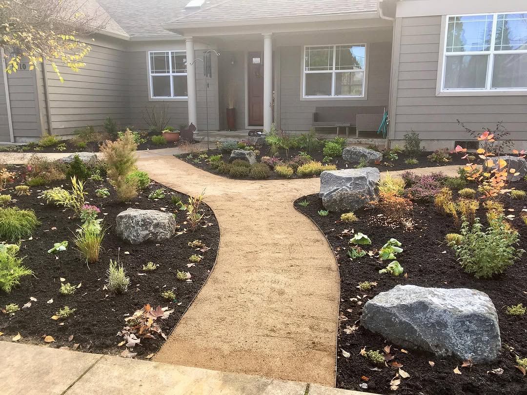16 Backyard Design Ideas for 2026 That Turn Large Boulders Into the Structure of the Landscape