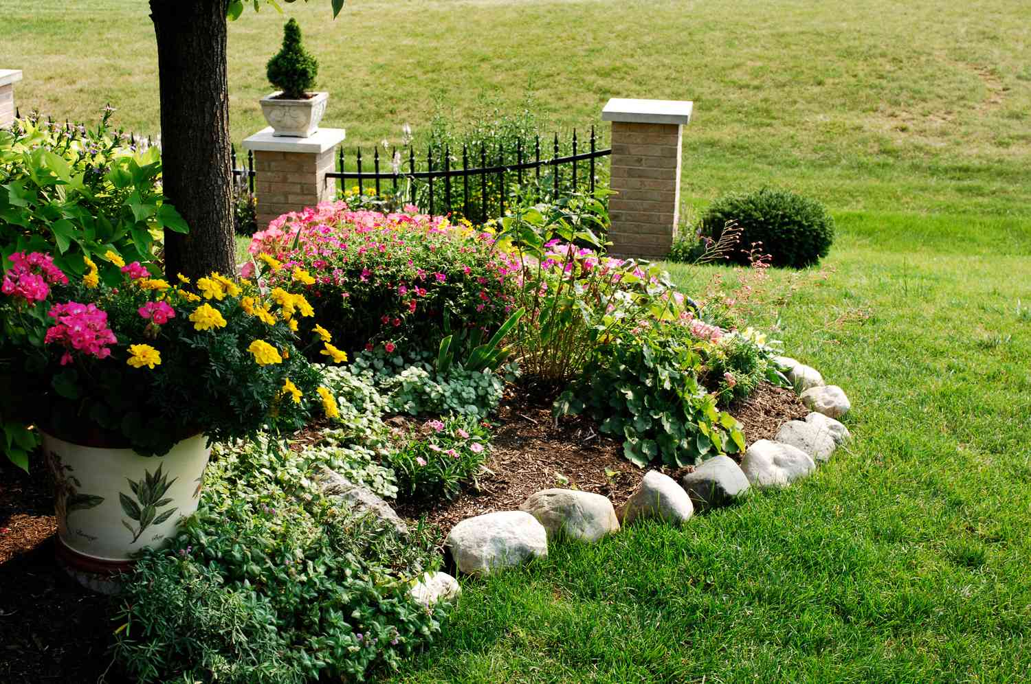 30 Budget-Saving and Creative Garden Edging Ideas