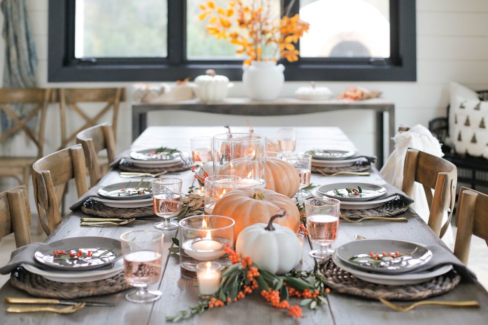 A THANKSGIVING TABLESCAPE WITH A POP | Living With Landyn