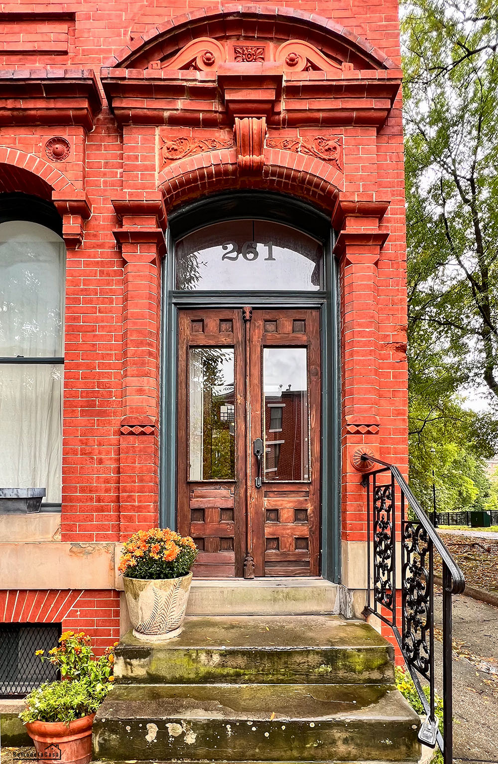Baltimore Row Houses Fall Porch Decor - Remodelando la Casa
