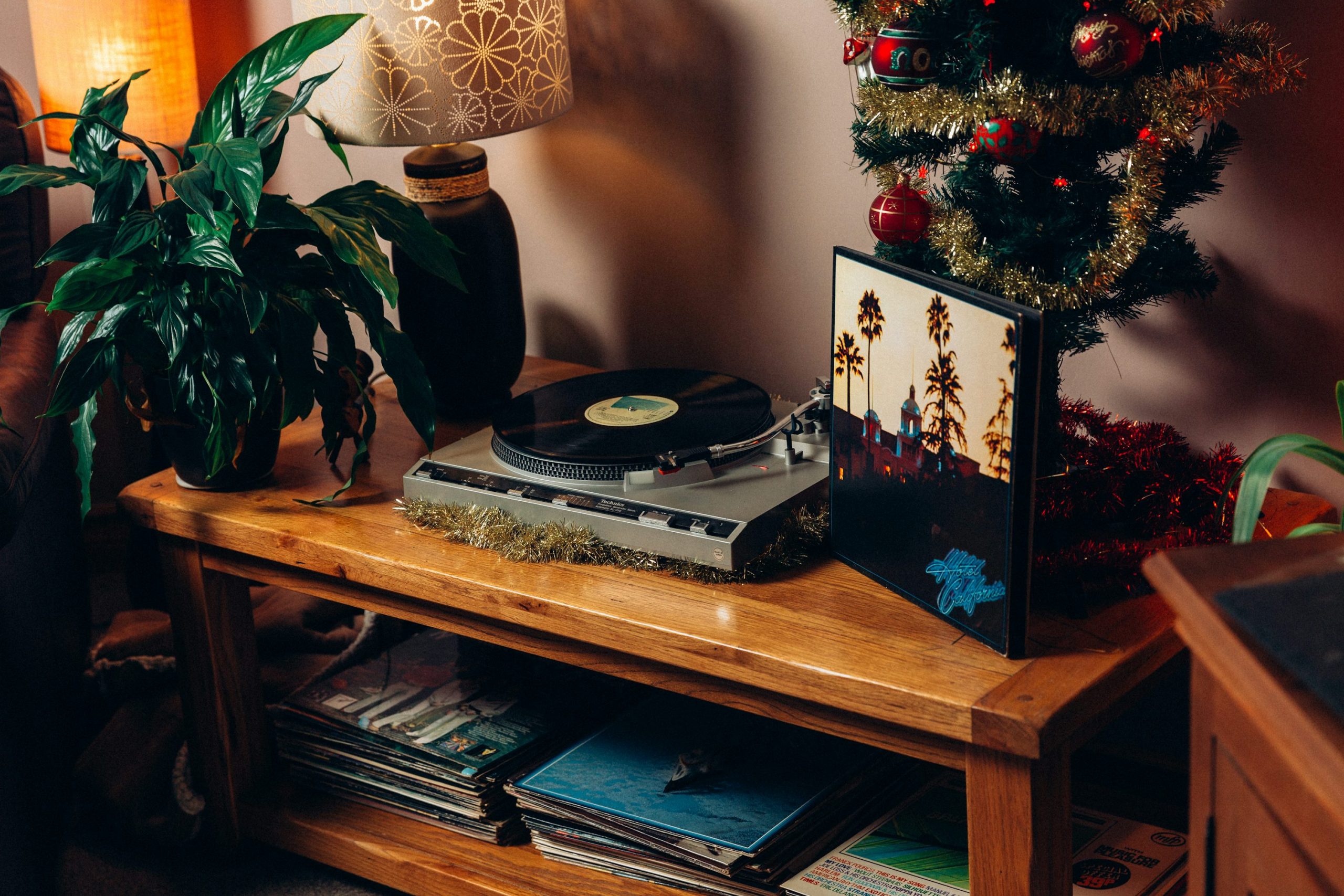 Black and white vinyl record player on brown wooden table - Free Photo on Unsplash
