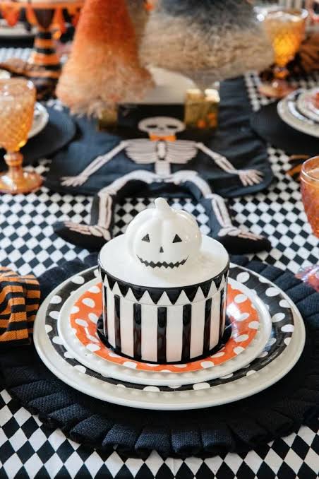 DIY Halloween Table Setting, Table Decorating Tips + Party Themes | HGTV