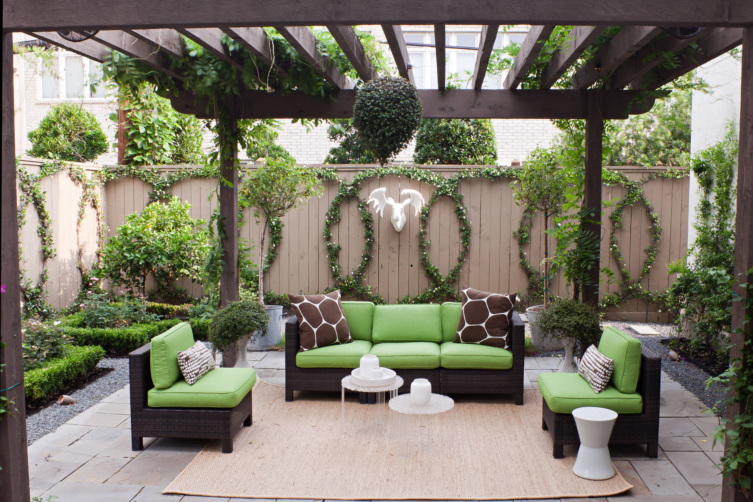 Fresh Ideas to Decorate Your Outdoor Walls With Greenery