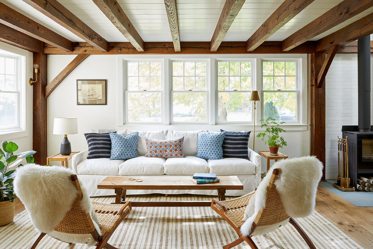 Houzz Tour: Modern Coastal-farmhouse Style Rescues a 1980s House | Houzz IE