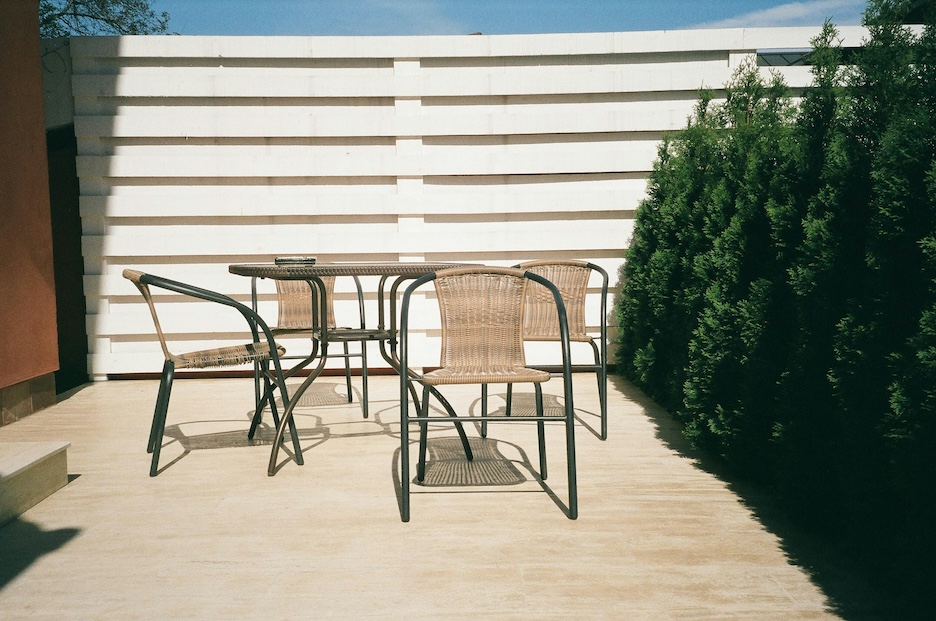How to Build a DIY Outdoor Privacy Screen to Make Your Yard an Oasis - Builders Surplus