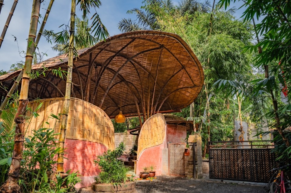 In Bali, over 300 pieces of bamboo form a living pavilion - Domus
