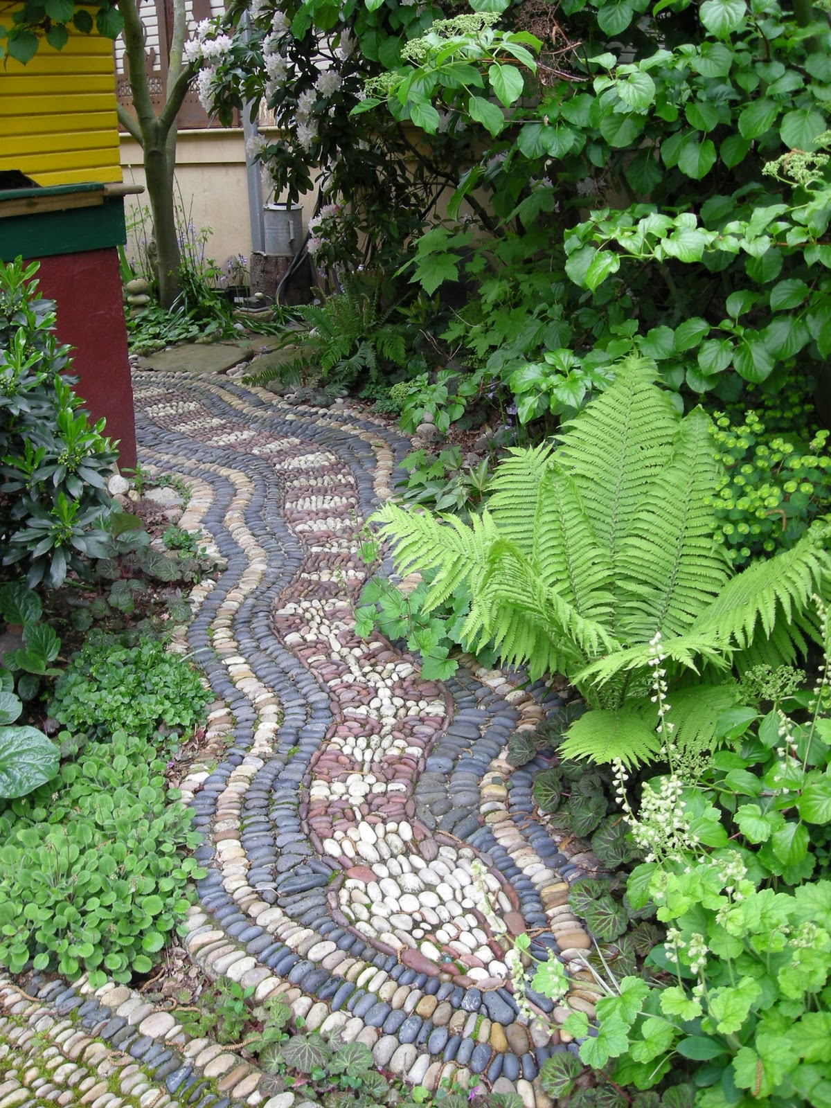 Jeffrey Bale's World of Gardens: Pebble Mosaic for the Garden