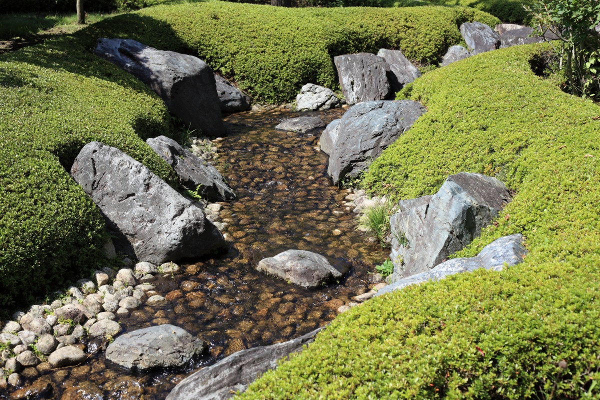 Large Boulder Landscaping Ideas & Design Principles - Lyngso Garden Materials