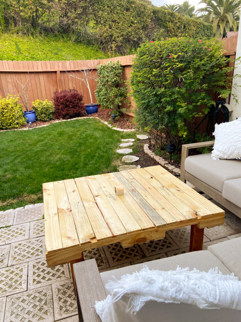 Simple Pallet Picnic Table - traditionallycozy.com