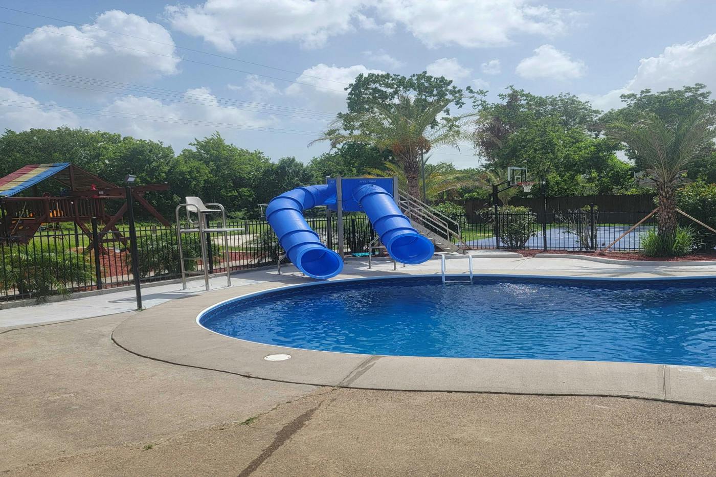 SUPER FUN BACKYARD DREAM GETAWAY ' - Private Pool in La Marque - Swimply