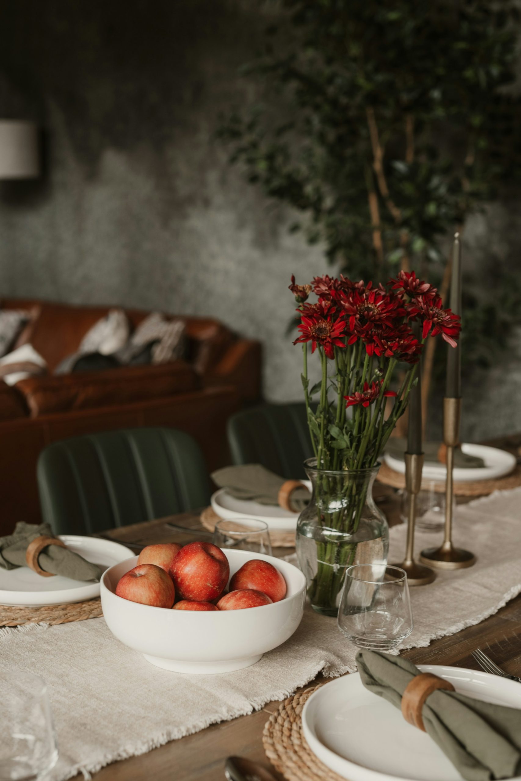 Table Setting 1/3 (IG: @clay.banks)