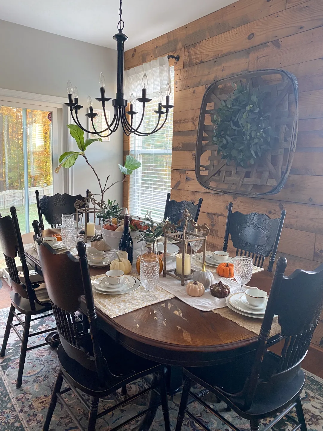 Thanksgiving Tablescape Ideas 2025: A Traditional Setting with a Modern Feel