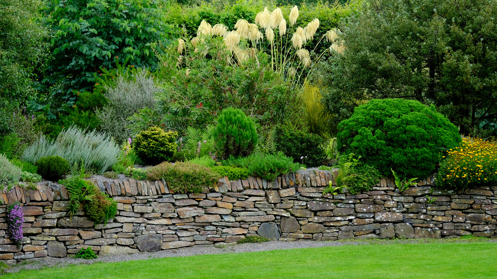 The Stylish Garden Edging Idea That'll Make Your Yard Look Like A Million Bucks