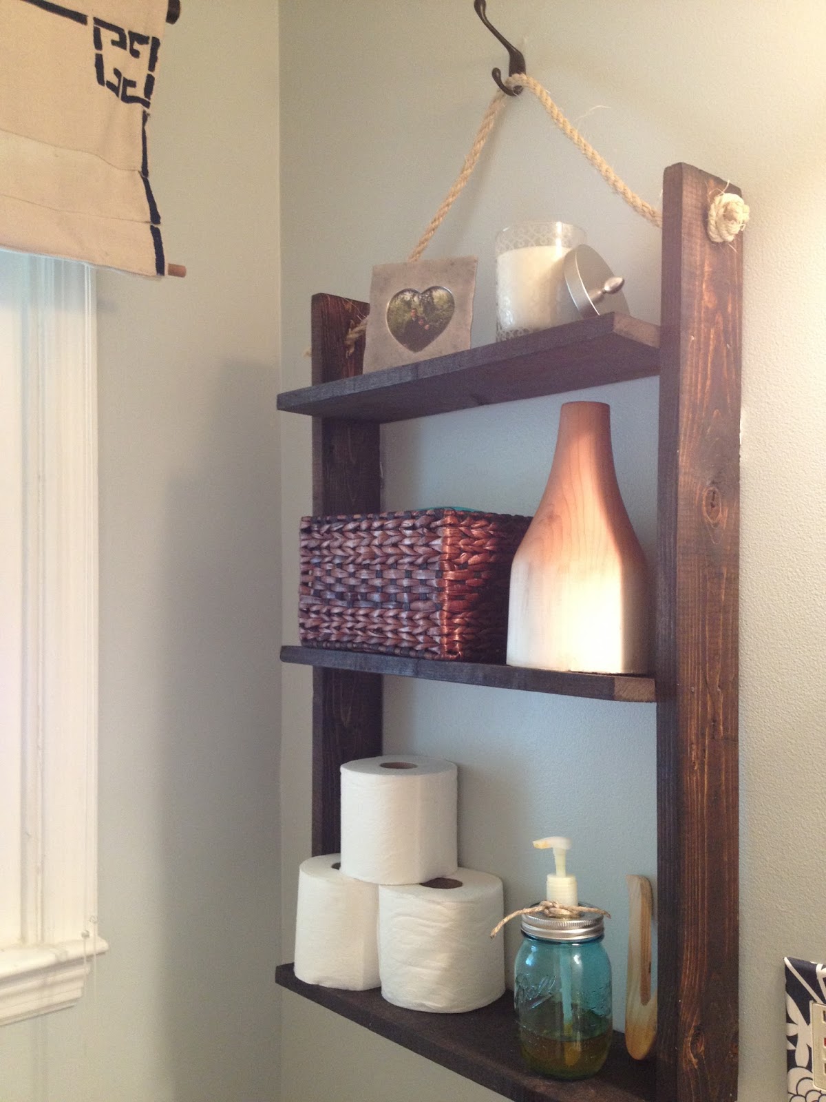 Two It Yourself: Small Bathroom Storage: DIY Pallet Board hanging shelf