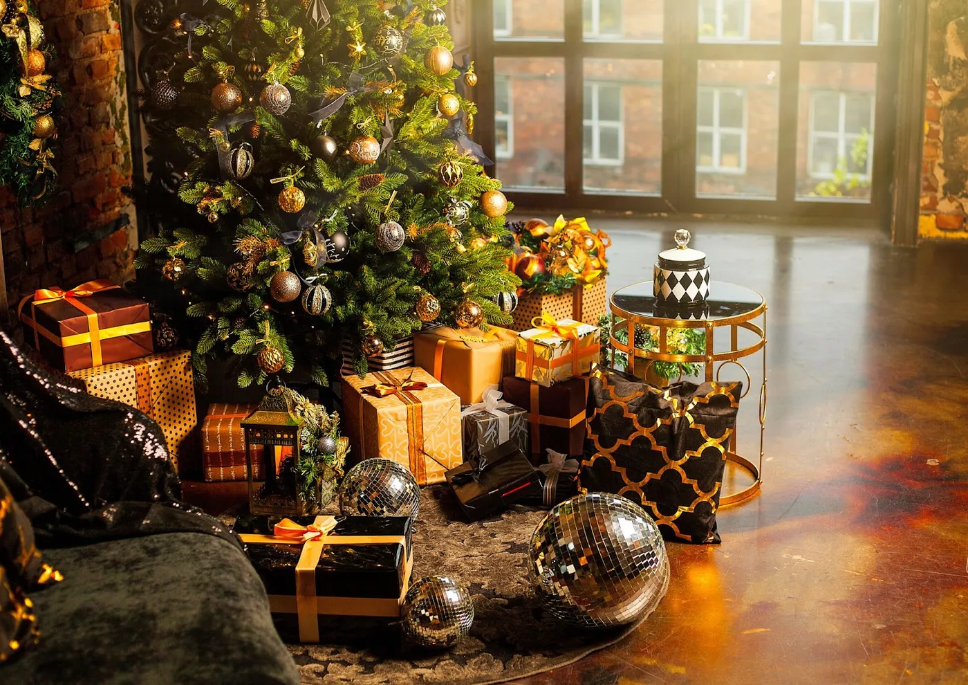 10 Unique Christmas Tree Themes to Try This Year - Pine Concept