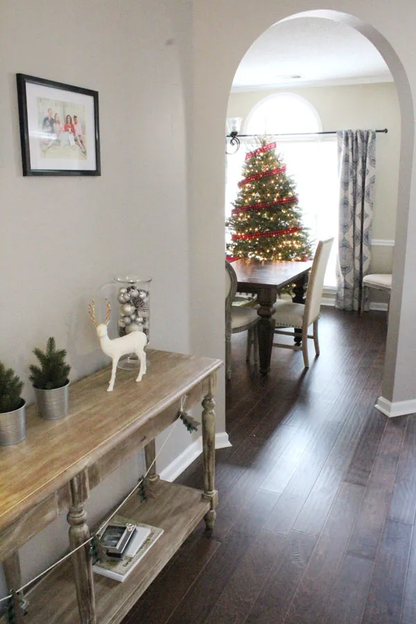 10 Ways to Achieve a Cozy Holiday Home on a Budget
