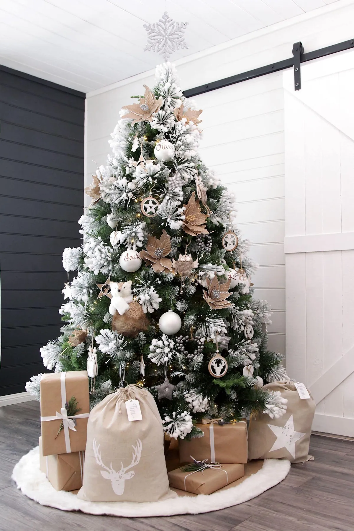 101 Christmas Decorating Ideas for Tables and Sideboards