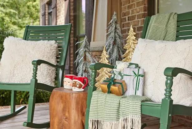 12 Tips for a Cozy Front Porch for Christmas | HGTV