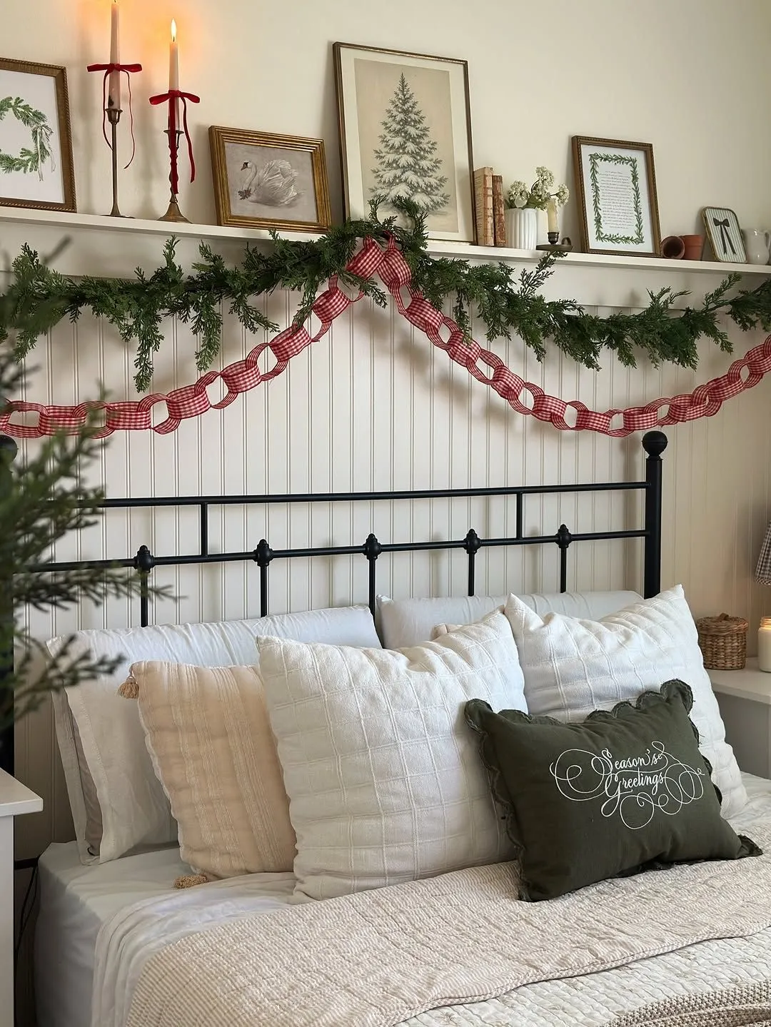 15 Christmas Bedroom Garland Ideas That Add Cheer Without Overwhelming the Space