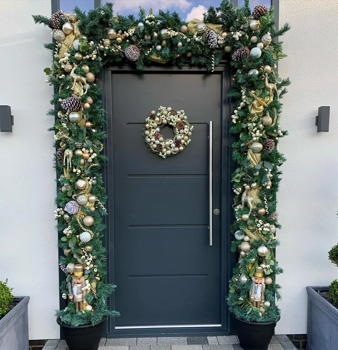 15 Christmas Door Decoration Ideas (With Inspiring Photos) | Apartment  Therapy