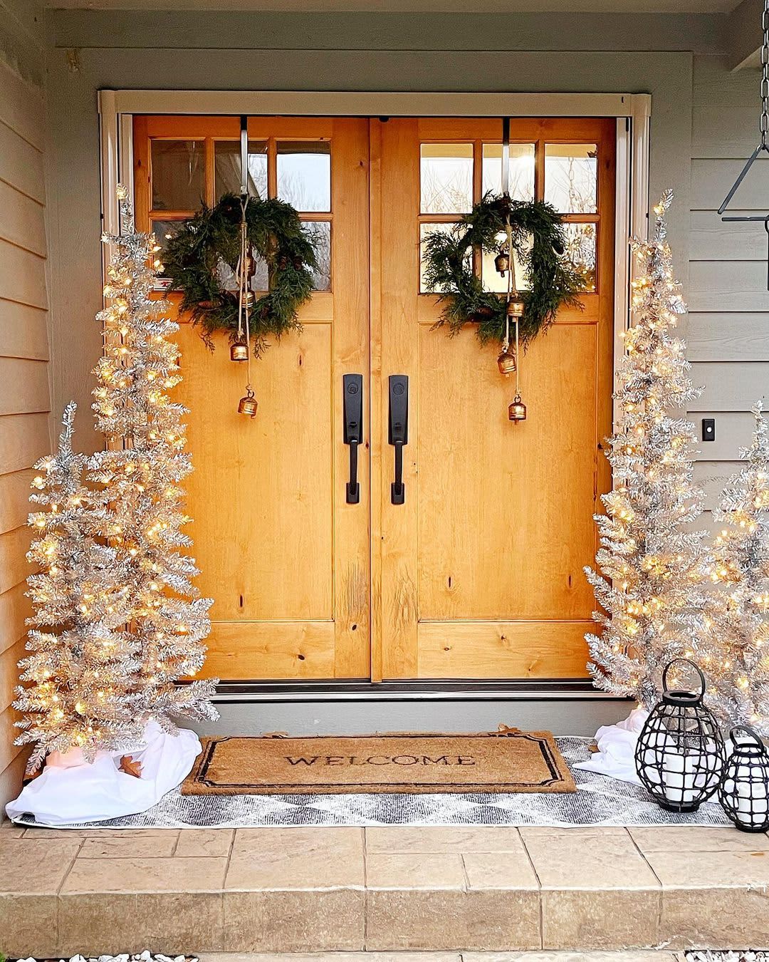 15 Christmas Door Decoration Ideas (With Inspiring Photos) | Apartment  Therapy