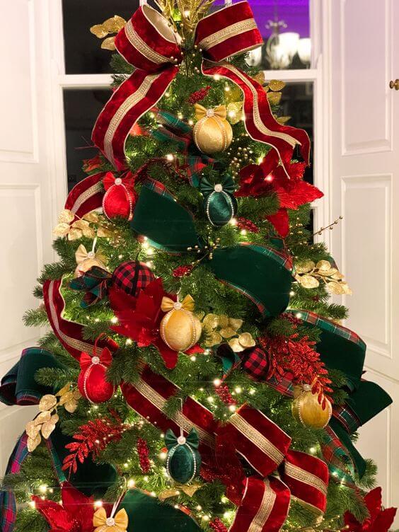 15 Stunning Emerald Green Christmas Tree Décor - Maleesha P