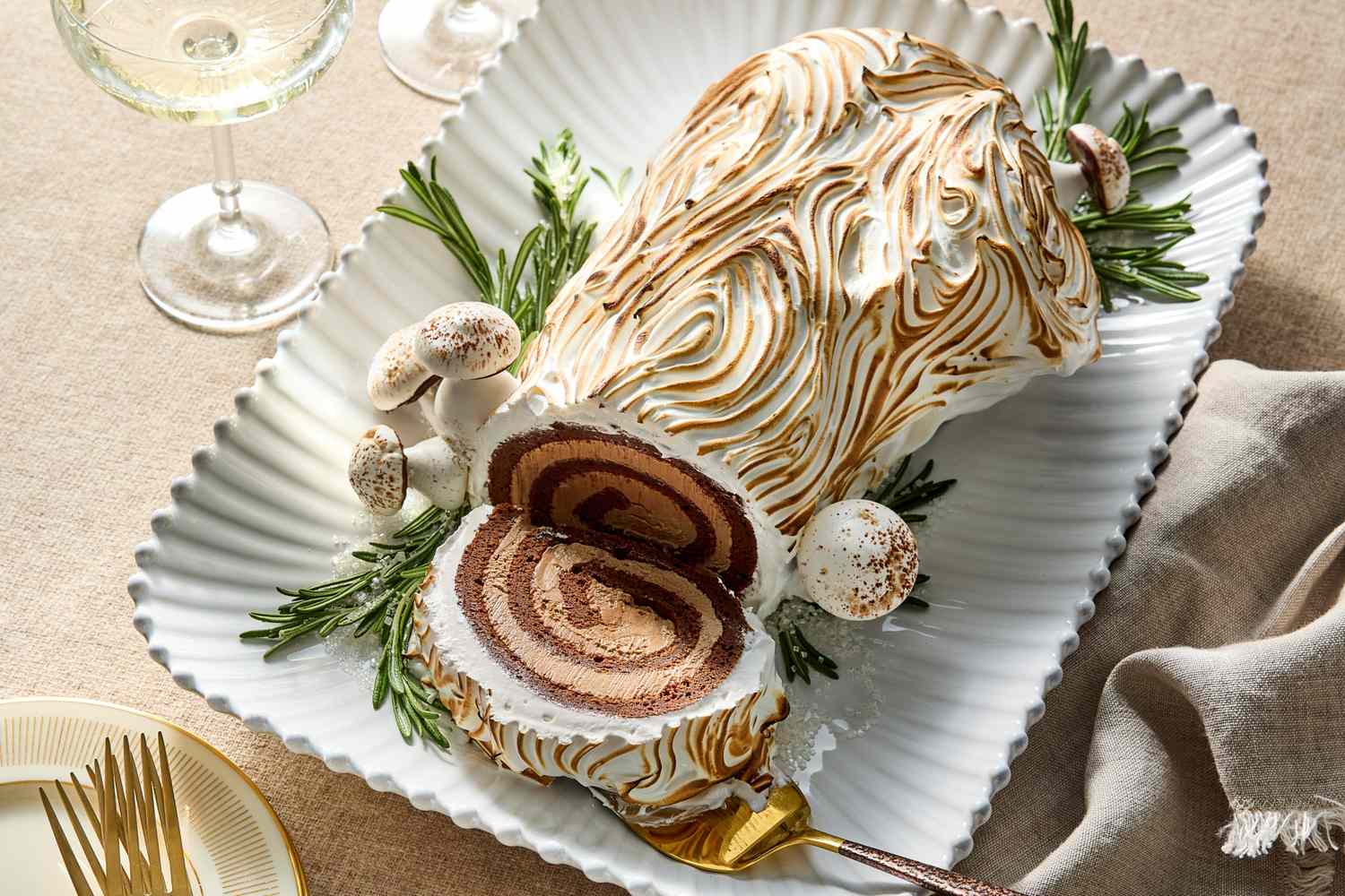 18 Dazzling Christmas Cakes in Every Flavor and Style