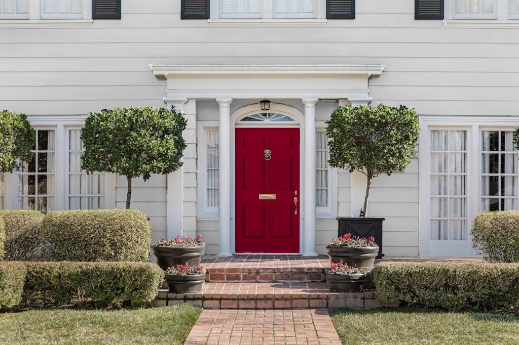 19 Spectacular Front Door Colors to Elevate Your White House