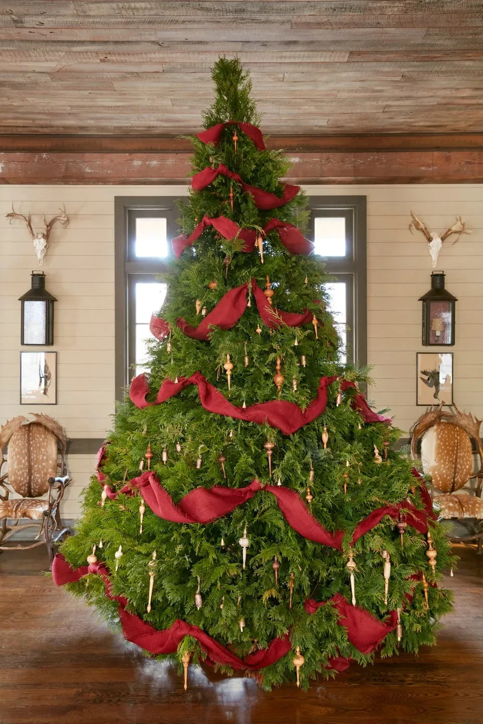 23 Best Christmas Tree Ribbon Decorating Ideas to Twirl Up Your Tree