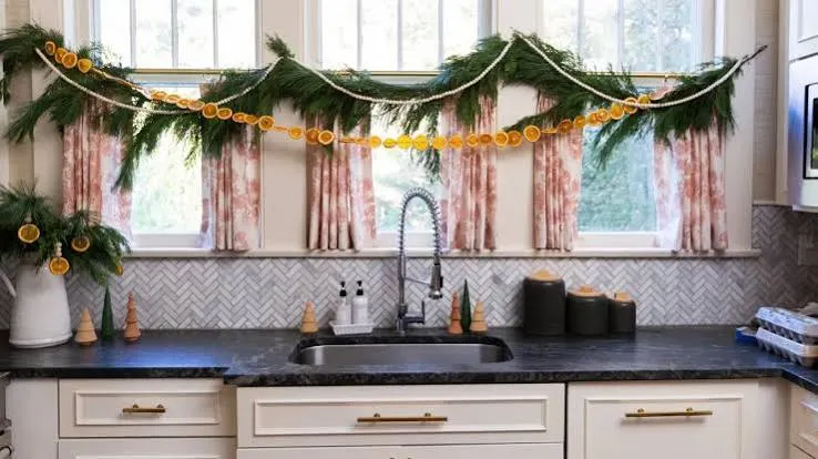 24 Modern Cottage Christmas Decorating Ideas To Bring Your Cozy Holiday Dreams to Life | HGTV