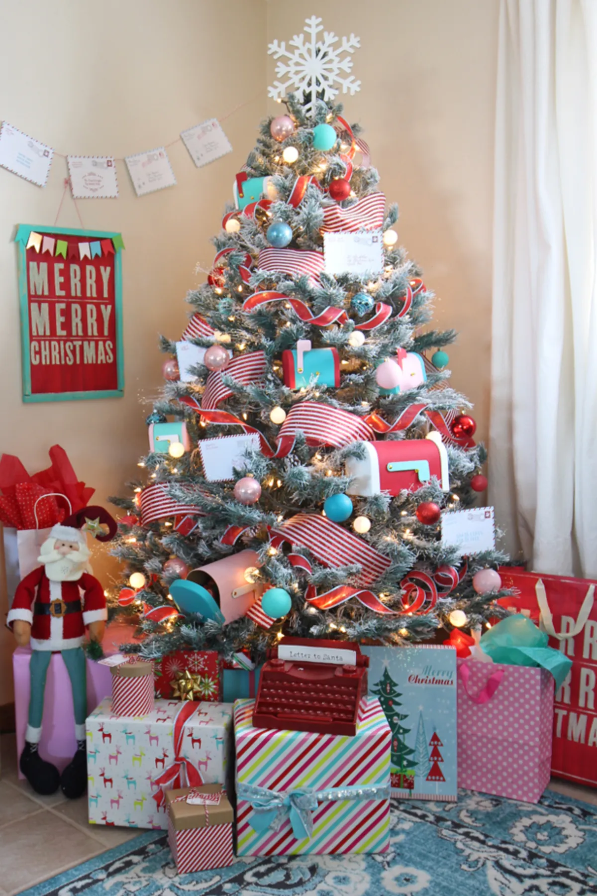 25 Best Christmas Tree Themes for Decorating This Year Christmas Tree 🎄