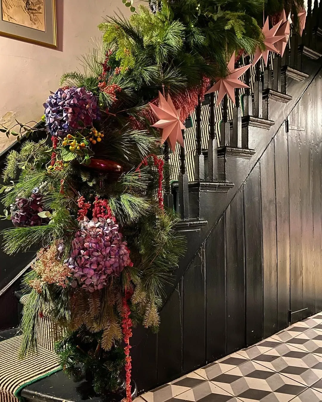 25 Christmas Staircase Decoration Ideas for a Festive Home
