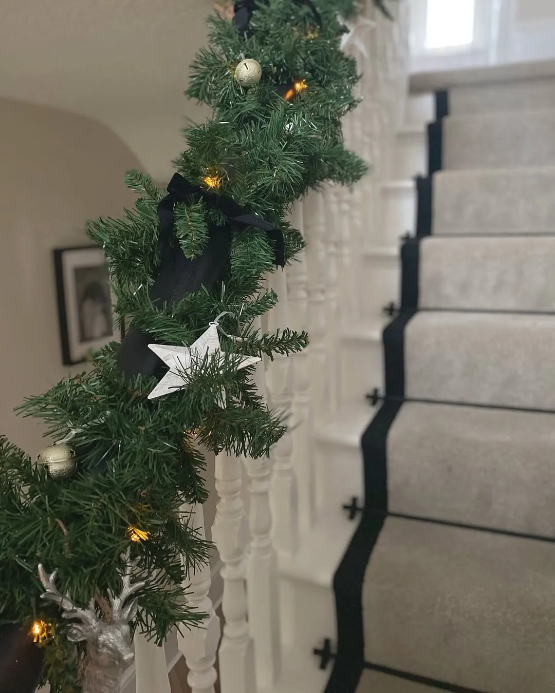 25 Christmas Staircase Decoration Ideas for a Festive Home